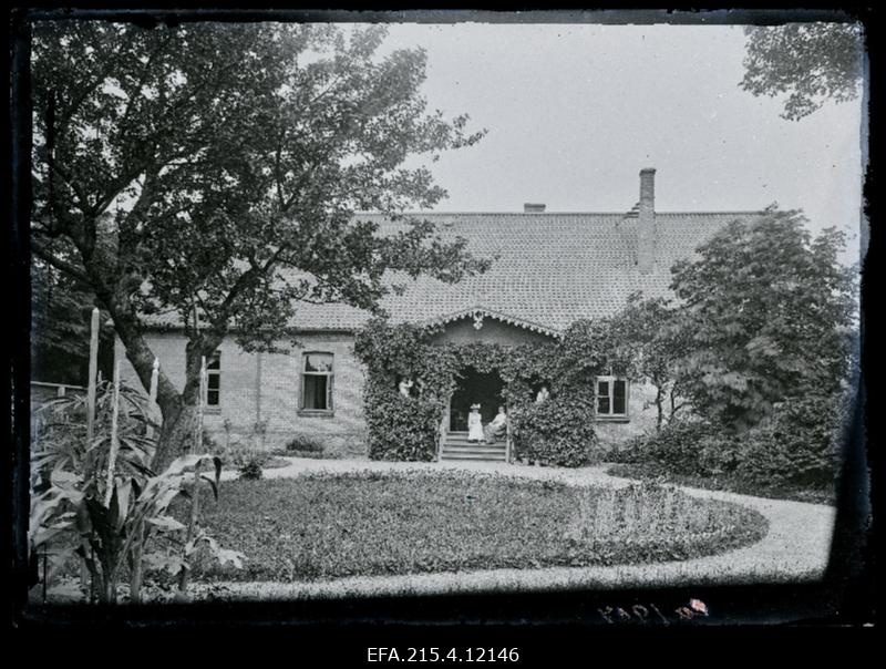 Kaks naist istumas Viljandi Jaani kiriku pastoraadi õuepoolsel trepil.