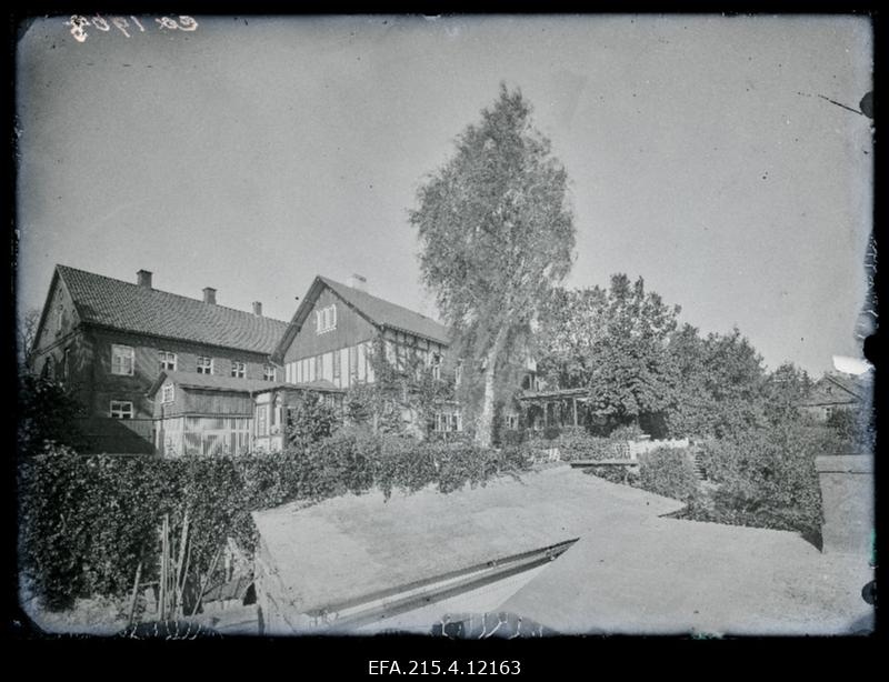 Vaade hoonetele, keskel Engelhardti villa.