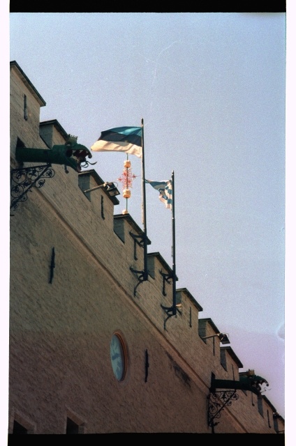 Lipud ja veesülitid Tallinna raekoja katuseäärel