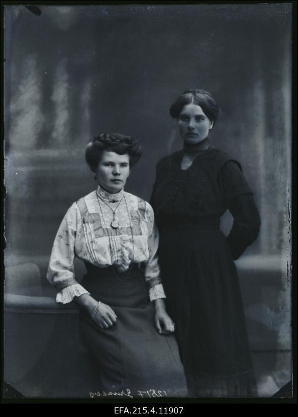 Kaks naist, (foto tellija Grünberg).