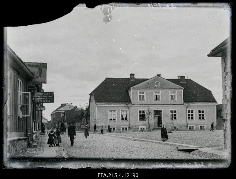 Apteeker J. Schöleri (Schoeler) elamu- ja apteegihoone Suurturu ääres.