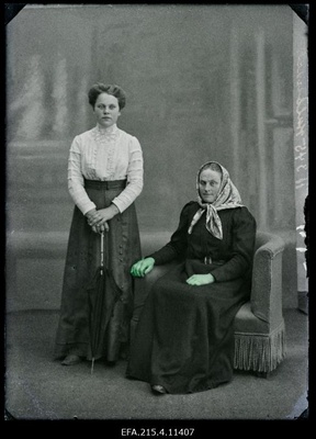 Vanaproua Kullbusch [Kulbusch] tütrega.  similar photo