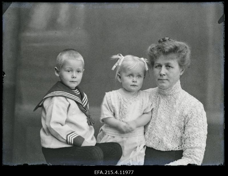 Proua von Buxhöwdeni [Buxhoeveden] lastega.