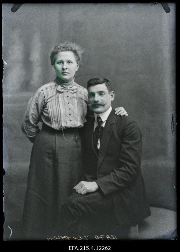 Mees ja naine, (foto tellija Hoppen).