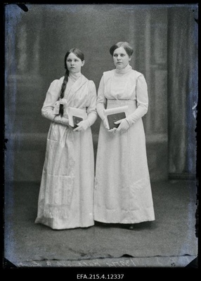 Kaks leerilast, Liik (vasakul) ja L. Kulbusch.  similar photo