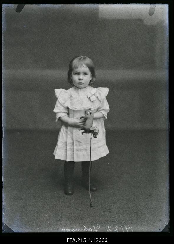 Lahmanni [Laamann] tütar mängukoeraga.