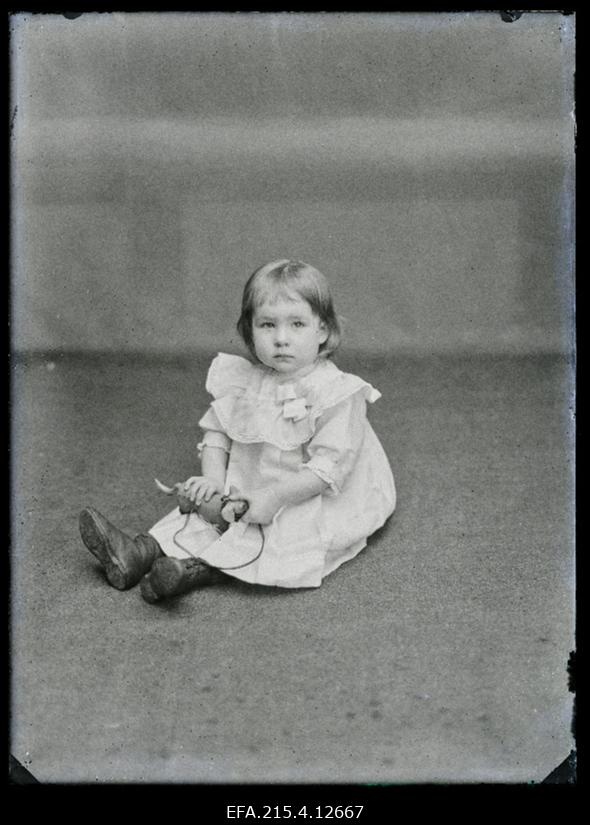 Lahmanni [Laamann] tütar mängukoeraga.