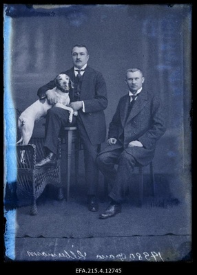 Viljandi arst Hans Silbermann koeraga ja advokaat Karl Grau.  similar photo