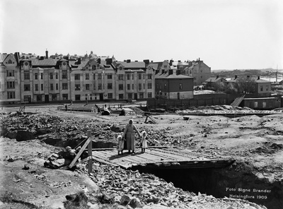 Laivurinkatu 11, 9, 7, 5, 1.  Kuvattu nykyisen Chydeniuksentien ja Juhani Ahon tien risteyksen kohdalta kaakkoon.  duplicate photo