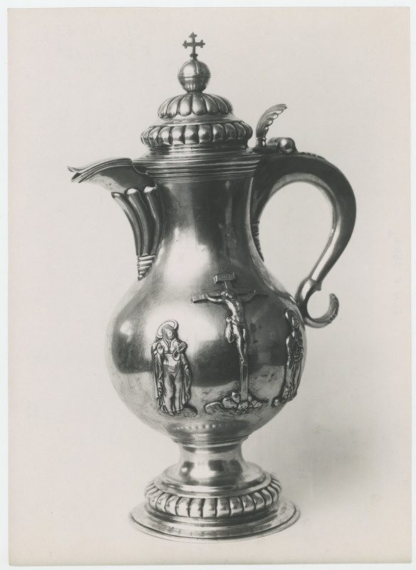 Veinikann, Tallinna Toomkirikust, hõbe, küljel Kristus ristil ja kaks pühakut.