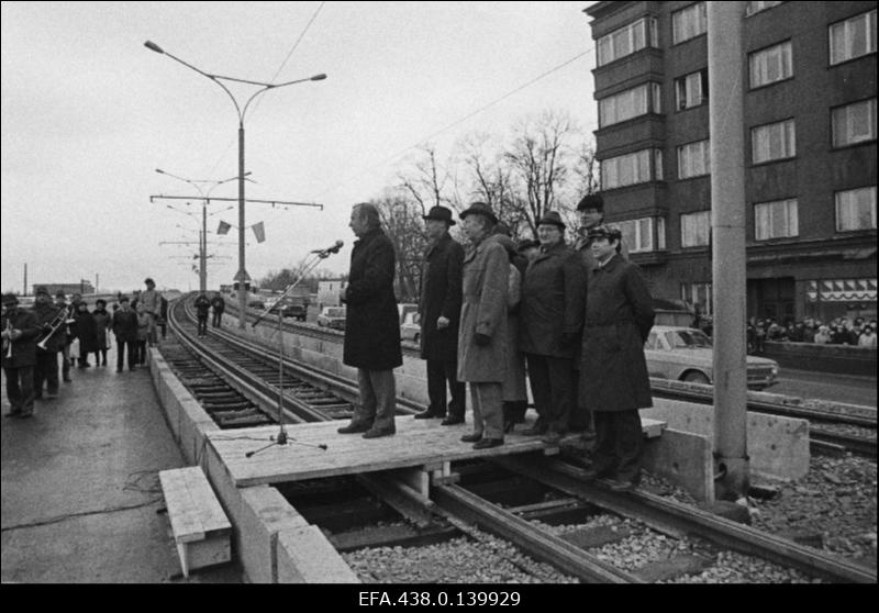 Pärnu maantee uue viadukti avamisel kõneleb Tallinna Linna RSN Täitevkomitee esimees Harri Lumi.