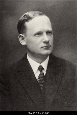 Oinas, A. - Eesti Vabariigi valitsuse XIV koosseisu rahandus-, kaubandus- ja tööstusminister.  duplicate photo