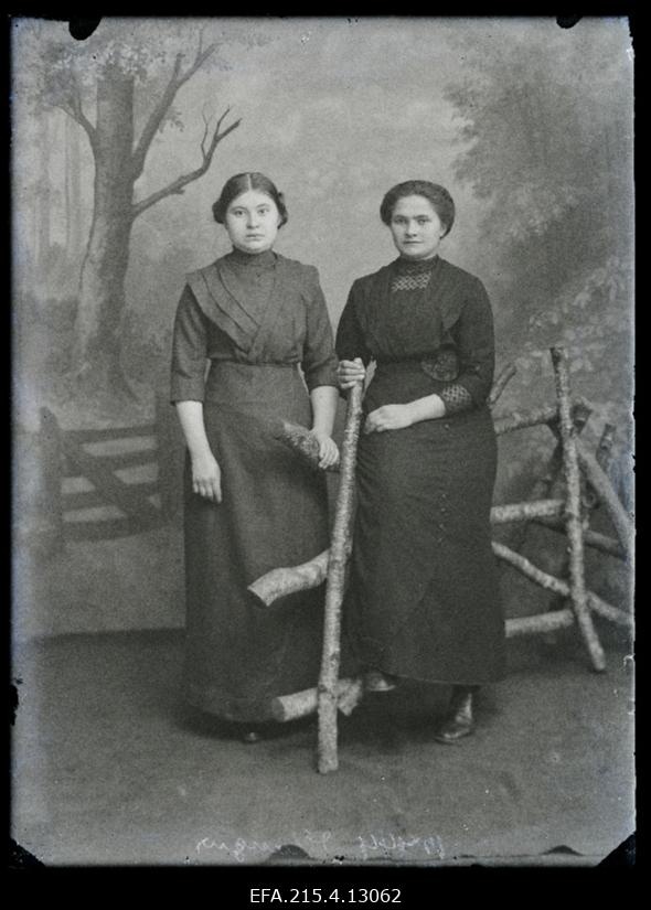 Kaks naist, (foto tellija Kangur).