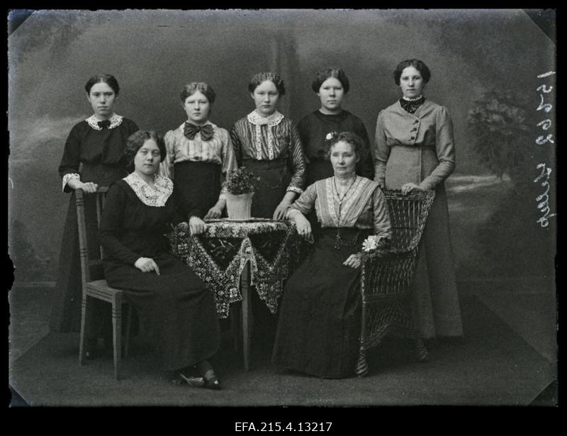 Grupp naisi, (foto tellija Lellep).