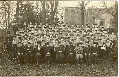 fotopostkaart, grupipilt triibulistes madrusesärkides Paide koolipoistest 1913.a.