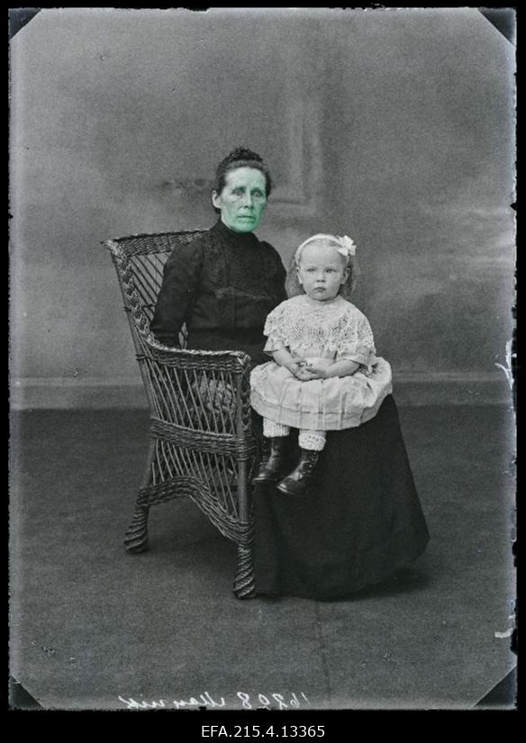 Vanaproua lapselapsega, (foto tellija Männik).