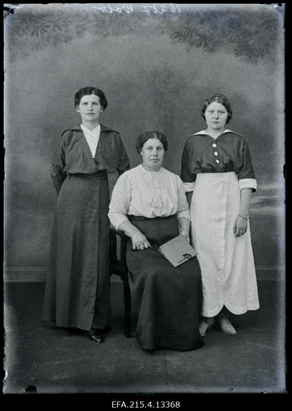 Kolm naist, (foto tellija Wolt [Volt]).