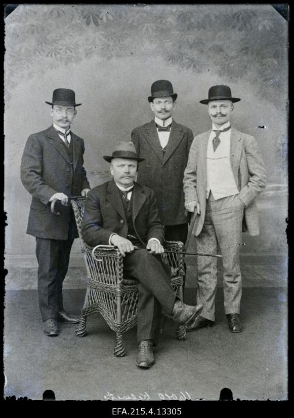 Grupp mehi, (foto tellija Kelwets [Kelvets]).