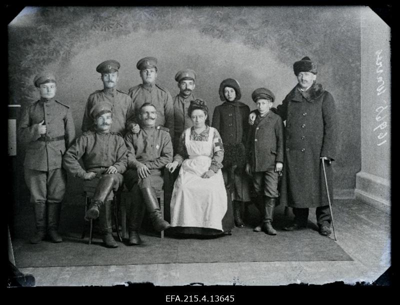 Grupp sõjaväelasi, halastajaõde, noorukid ja mees talvemantlis, (foto tellija Wares [Varres, Vares]).