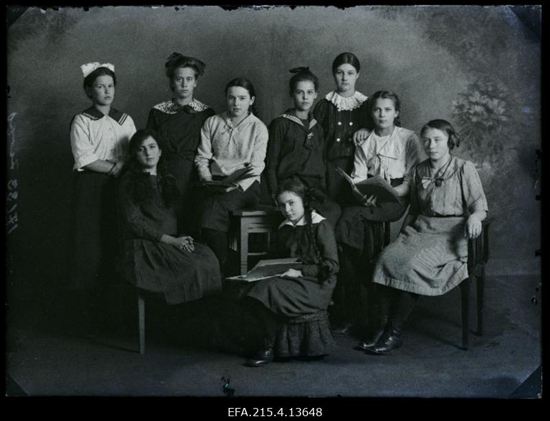 Grupp tütarlapsi, (foto tellija Hoff).