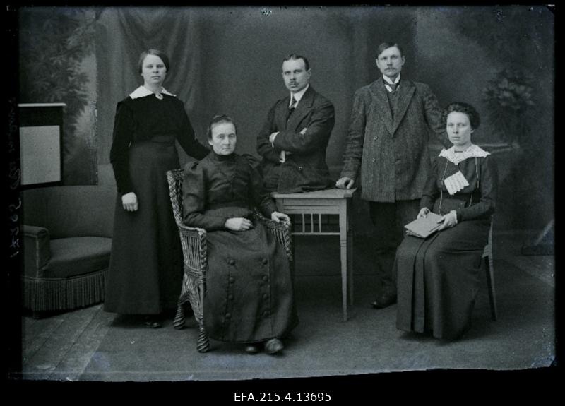 Grupp inimesi, (foto tellija Reimann).