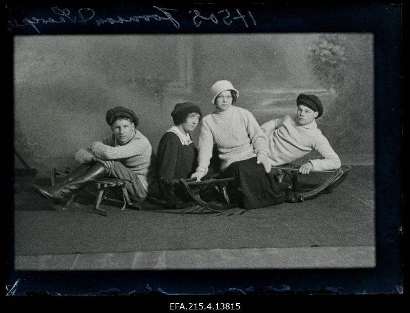 Grupp inimesi kelkudel: Joonson (vasakult 1.), Jaakson, Saarepera.