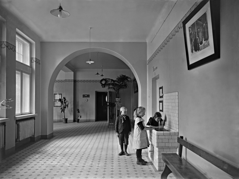 Ruotsinkielinen kansakoulu (Cygnaeusskolan), Ratakatu 8.  Oppilaita käytävässä juoma-altaalla.