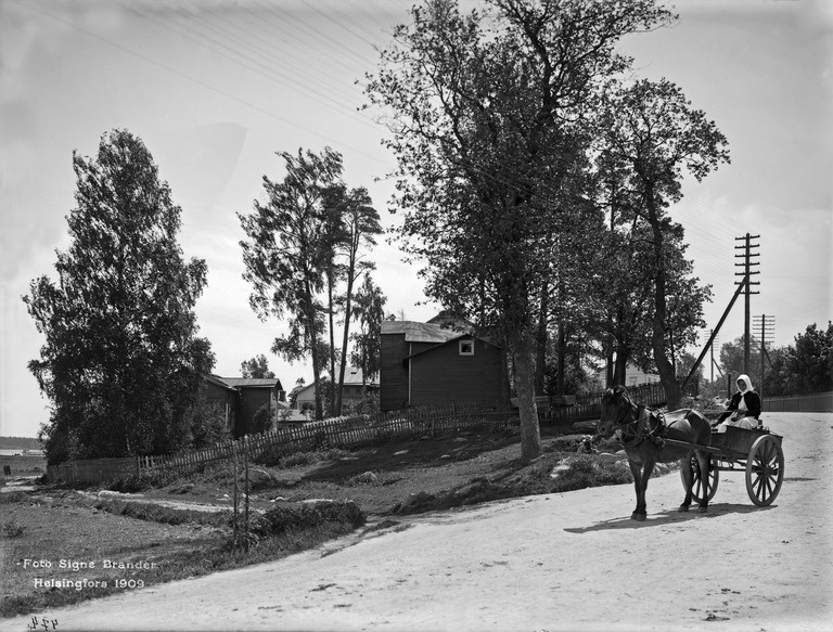 Maidonmyyjä palaamassa kaupungilta Itäisellä Viertotiellä Hermanni 41:n kohdalla ( = Hämeentie 103)