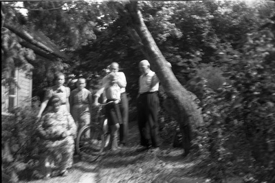 Elmar (keskel) ja Taevo Kald (rattaga) koos kolme naise ja mehega aias (Võõpsu? Räpina, Kaldi pere?)  similar photo