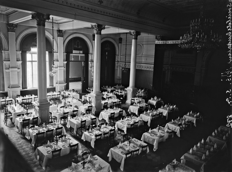 Hotelli Seurahuoneen ( nyk. Helsingin kaupungintalo) päättäjäisjuhlat 12.4.1913