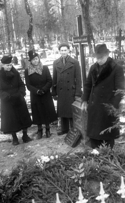 Elmar Kaldi abikaasa Ida Kald (vasakult teine) ja Elmar Kaldi poeg Taevo Kald (vasakult kolmas) mehe ja naisega surnuaial perekond Scwalbe rahulas (matused)  similar photo