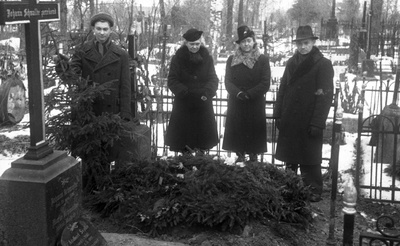 Elmar Kaldi abikaasa Ida Kald (vasakult kolmas) ja Elmar Kaldi poeg Taevo Kald (vasakult esimene) mehe ja naisega surnuaial perekond Scwalbe rahulas (matused)  similar photo