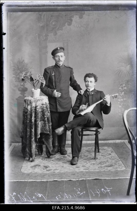 Kaks meest mandoliiniga, (foto tellija Zucker [Zukker]).