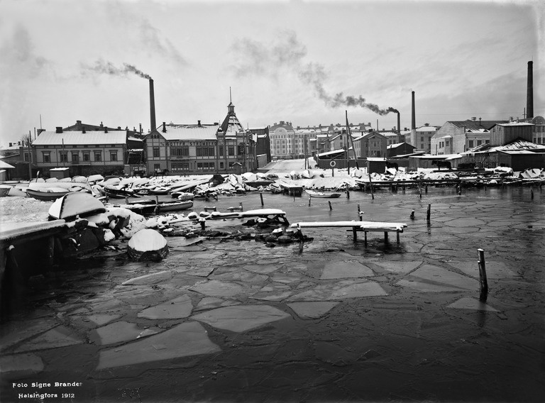 Sörnäisten rantatie 15, 17. Keskellä Kaikukatu