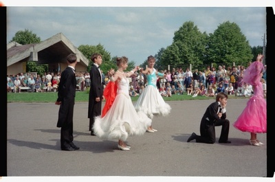 Lapsed esinemas võistlustantsukavaga Tallinna Loomaaias  similar photo