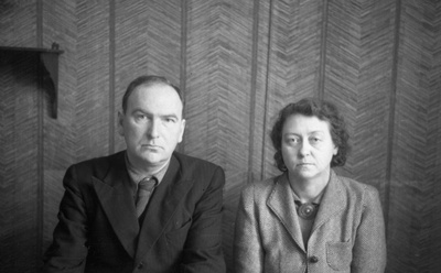 Elmar Kald (ego) ja tema abikaasa Ida Kald seina taustal istumas  similar photo