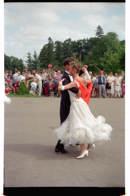 Lapsed esinemas võistlustantsukavaga Tallinna Loomaaias