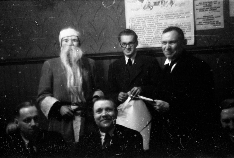 Neli meest jõuluvanaga (põllumeeste jõulupuu Räpinas)