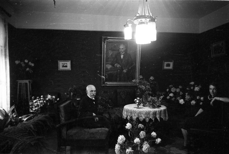 Johannes Voldemar Veski ja tema tütar Asta Veski elutoas istumas (Johannes Voldemar Veski 70. sünnipäeva tähistamine)