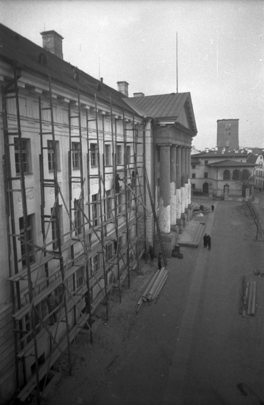 Tartu Ülikooli peahoone (Ülikooli 18, Tartu) tellingutes (ülikooli hooneid purustatud kujul ja sisemust)