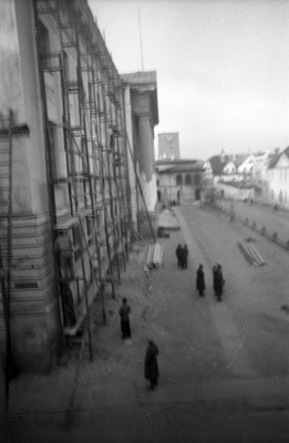 Tartu Ülikooli peahoone (Ülikooli 18, Tartu) tellingutes (ülikooli hooneid purustatud kujul ja sisemust)  similar photo