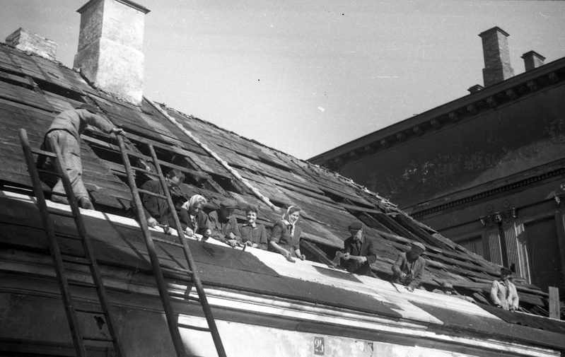 Inimesed katust paigaldamas (katuse taastamine Laial tänaval)