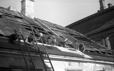 Inimesed katust paigaldamas (katuse taastamine Laial tänaval)  similar photo