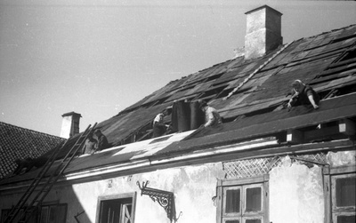 Inimesed katust paigaldamas (katuse taastamine Laial tänaval)  similar photo