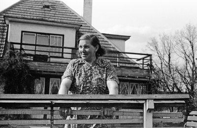 Oskar Lutsu abikaasa Valentina Luts aias  similar photo