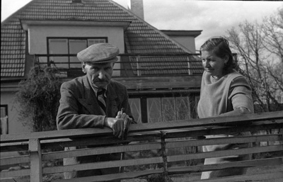 Kirjanik Oskar Luts koos oma abikaasa Valentina Lutsuga aias  similar photo