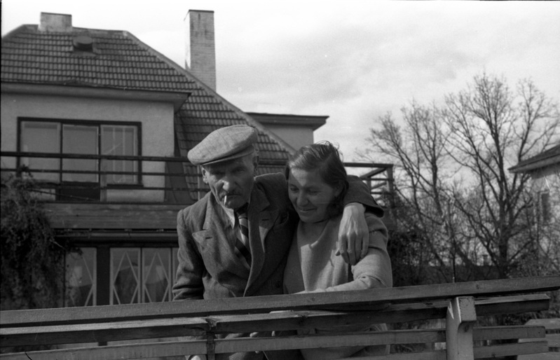 Kirjanik Oskar Luts koos oma abikaasa Valentina Lutsuga aias