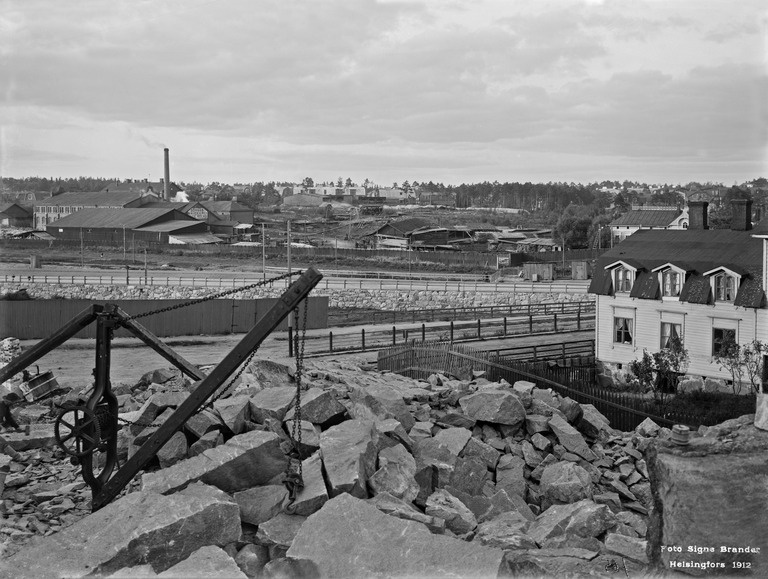 Pengerkatu 35. Nykyinen Kinaporinkatu 7. Taustalla Sörnäisten Puusepäntehdas Oy, Teollisuuskatu 1a, 1b