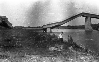 Ida ja Taevo Kald purustatud silla taustal  similar photo