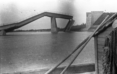 Purustatud sild  similar photo